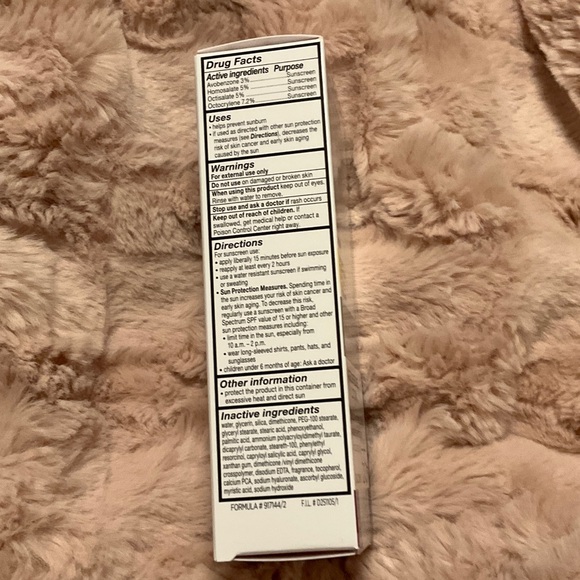 L'Oreal Paris Wrinkle Expert Age Defense UV Lotion - White with Purple Accent - Picture 4 of 4